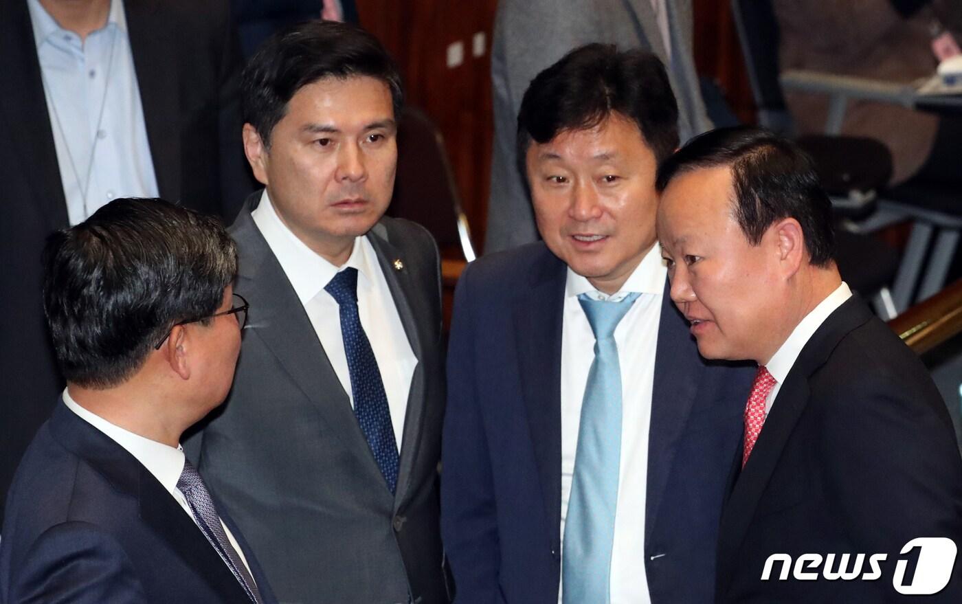 본문 이미지 - 김재원 국회 예산결산특별위원장과 전해철 더불어민주당·지상욱 바른미래당 간사가 7일 서울 여의도 국회에서 열린 전체회의에서 대화를 하고 있다. 2019.11.7/뉴스1 ⓒ News1 김명섭 기자