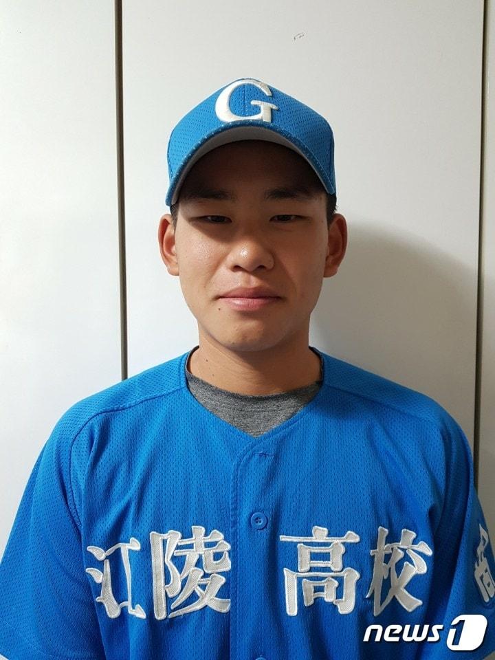 본문 이미지 - '고교 최동원상'을 수상한 강릉고 좌완투수 김진욱 선수 (최동원기념사업회 제공) 2019.11.7 ⓒ 뉴스1