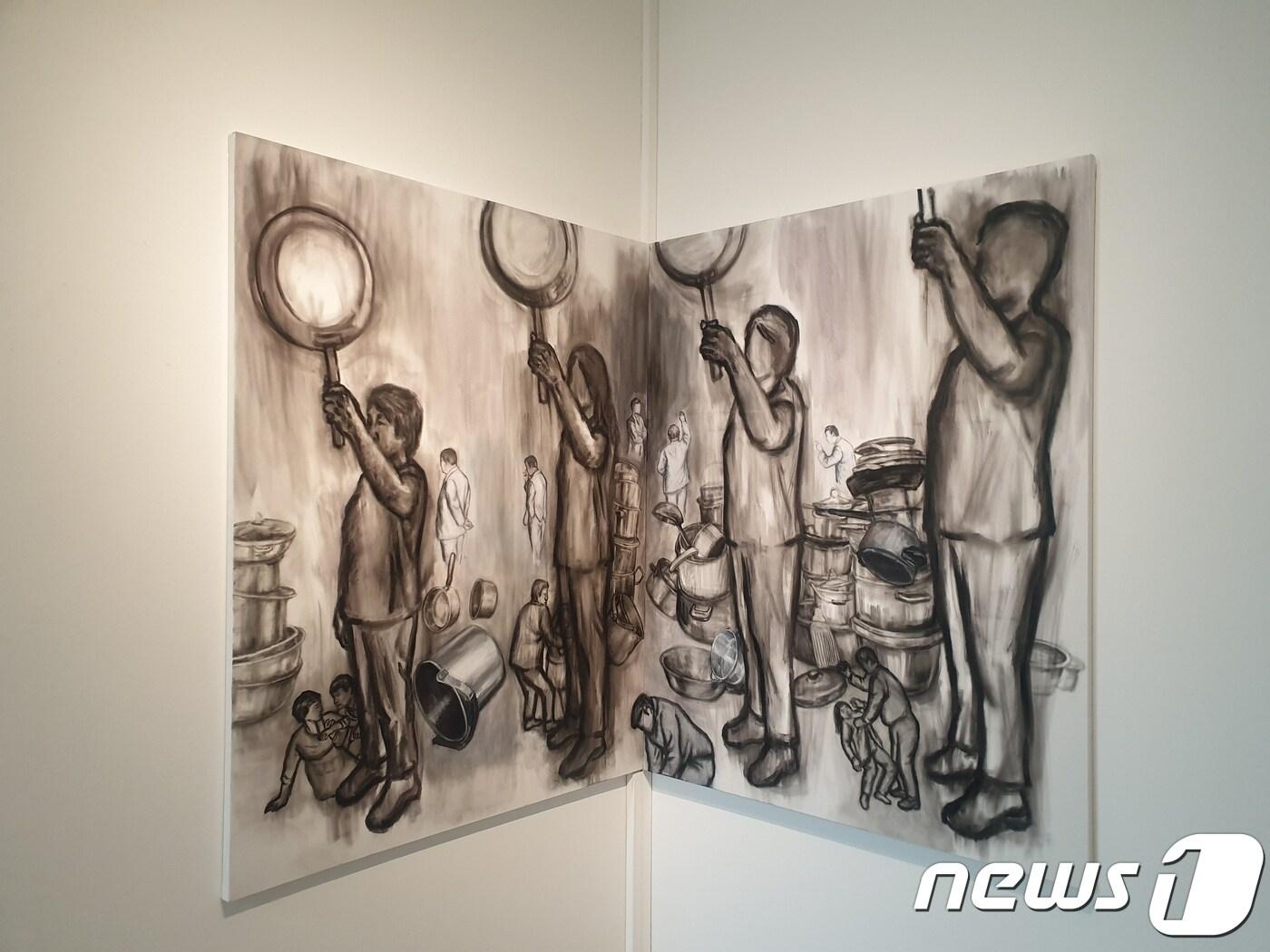 본문 이미지 - 노원희 작가 '무기를 들고'.ⓒ 뉴스1 이기림 기자