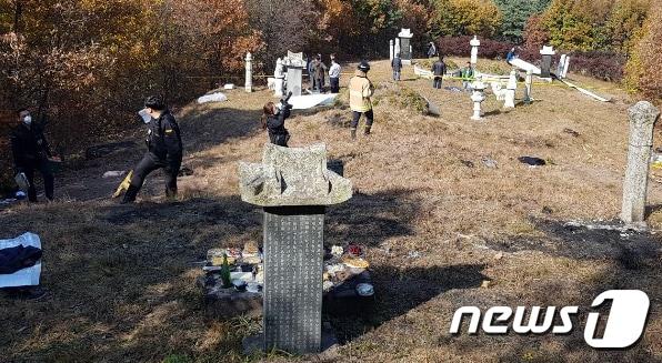 본문 이미지 - 7일 오전 10시39분쯤 진천군 초평의 한 야산에서 종중이 모여 시제(제사)를 지내던 중 A씨가 인화물질을 뿌리고 방화를 시도했다. 이 불로 1명이 숨지는 등 10여명의 사상자가 발생했다. (충북도소방본부 제공) 2019.11.7/뉴스1