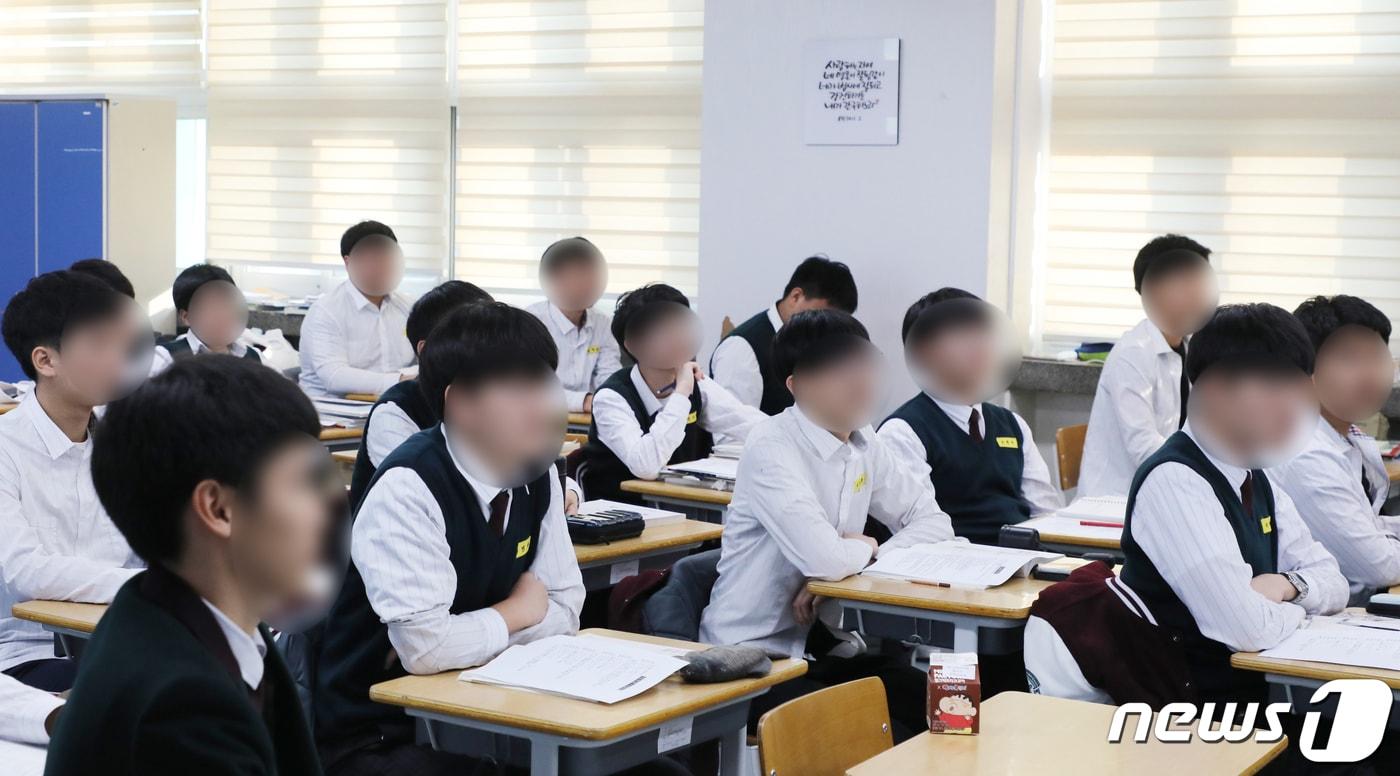 본문 이미지 - 한 자율형 사립고등학교에서 학생들이 수업을 받고 있다. (사진은 기사 내용과 무관함) / 뉴스1 ⓒ News1 주기철 기자