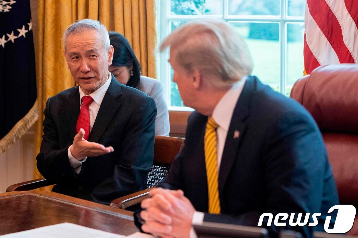 지난 10월 백악관을 방문한 류허 중국 부총리(왼쪽)와 도널드 트럼프 미국 대통령. ⓒ AFP=뉴스1