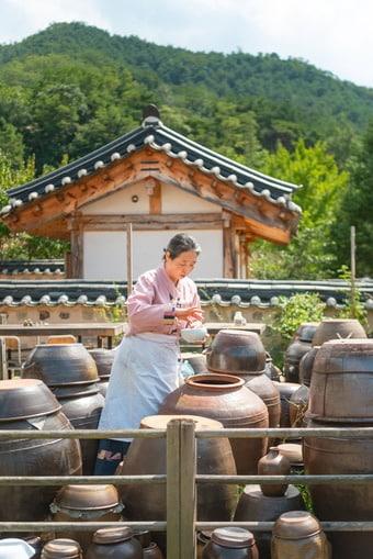 본문 이미지 - 가을볕에 장독대마다 장들이 맛있게 익어가는 수애당. 이하 에어비앤비 제공