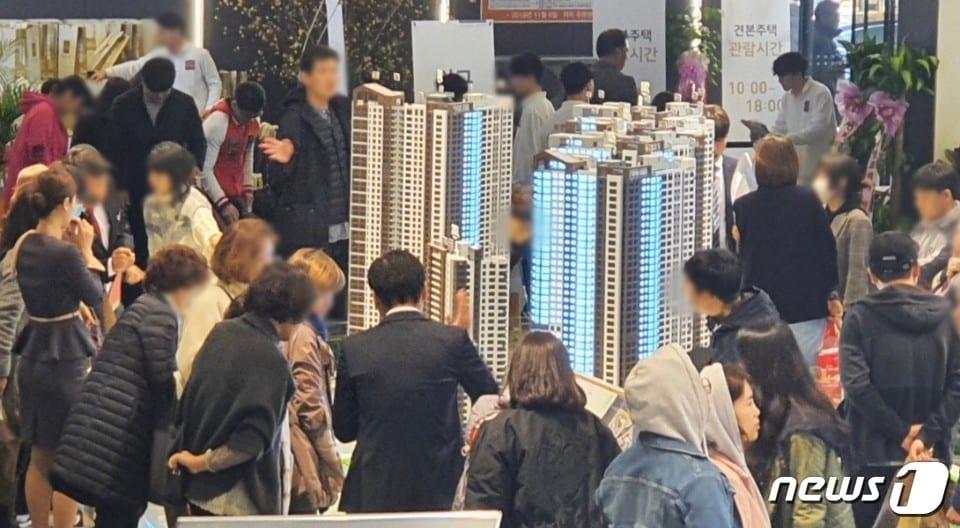 본문 이미지 - 지난해 11월 인천 서구 청라동의 한 모델하우스에서 관람객들이 아파트 모형을 둘러보고 있다. 2019.11.8/ⓒ 뉴스1