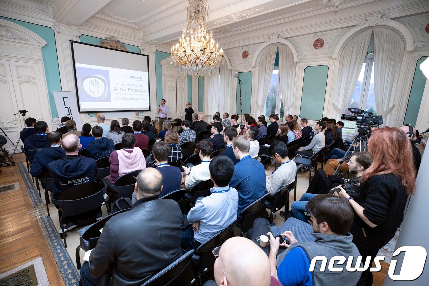 지난달 28일(현지시간)부터 이틀 간 네이버랩스유럽 주최로 프랑스 그르노블에서 열린 '로보틱스를 위한 인공지능' 워크숍이 열렸다.(네이버 제공) ⓒ 뉴스1