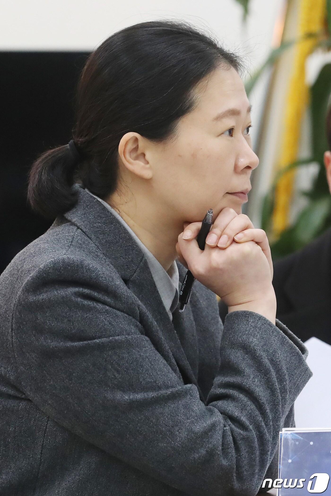 본문 이미지 - 권은희 의원이  지난 12월1일 오후 서울 여의도 국회에서 열린 '변화와 혁신을 위한 비상행동 대토론회·개혁적 중도보수 정당이 나아갈 길'에서 생각에 잠겨 있다. 2019.12.1 /뉴스1 ⓒ News1 임세영 기자
