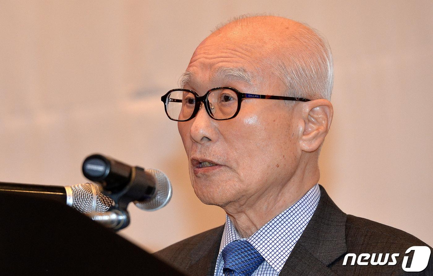 본문 이미지 - 김우중 전 대우그룹 회장이 9일 밤 11시50분 경기 수원 아주대병원에서 숙환으로 별세했다. 향년 83세. 고 김 전 회장은 지난해 이후 건강이 급속도로 악화돼 귀국 후 아주대 병원에서 통원 진료를 받았으나 올 하반기쯤부터 입원한 것으로 전해졌다. 장례는 가족장으로 치러질 예정이며 빈소는 아주대병원 장례식장 1호실에 차려진다. 사진은 2017년 3월 고 김 전 회장이 서울에서 열린 대우창엽 50주년 기념식에 참석한 모습. (뉴스1 DB) 2019.12.10/뉴스1