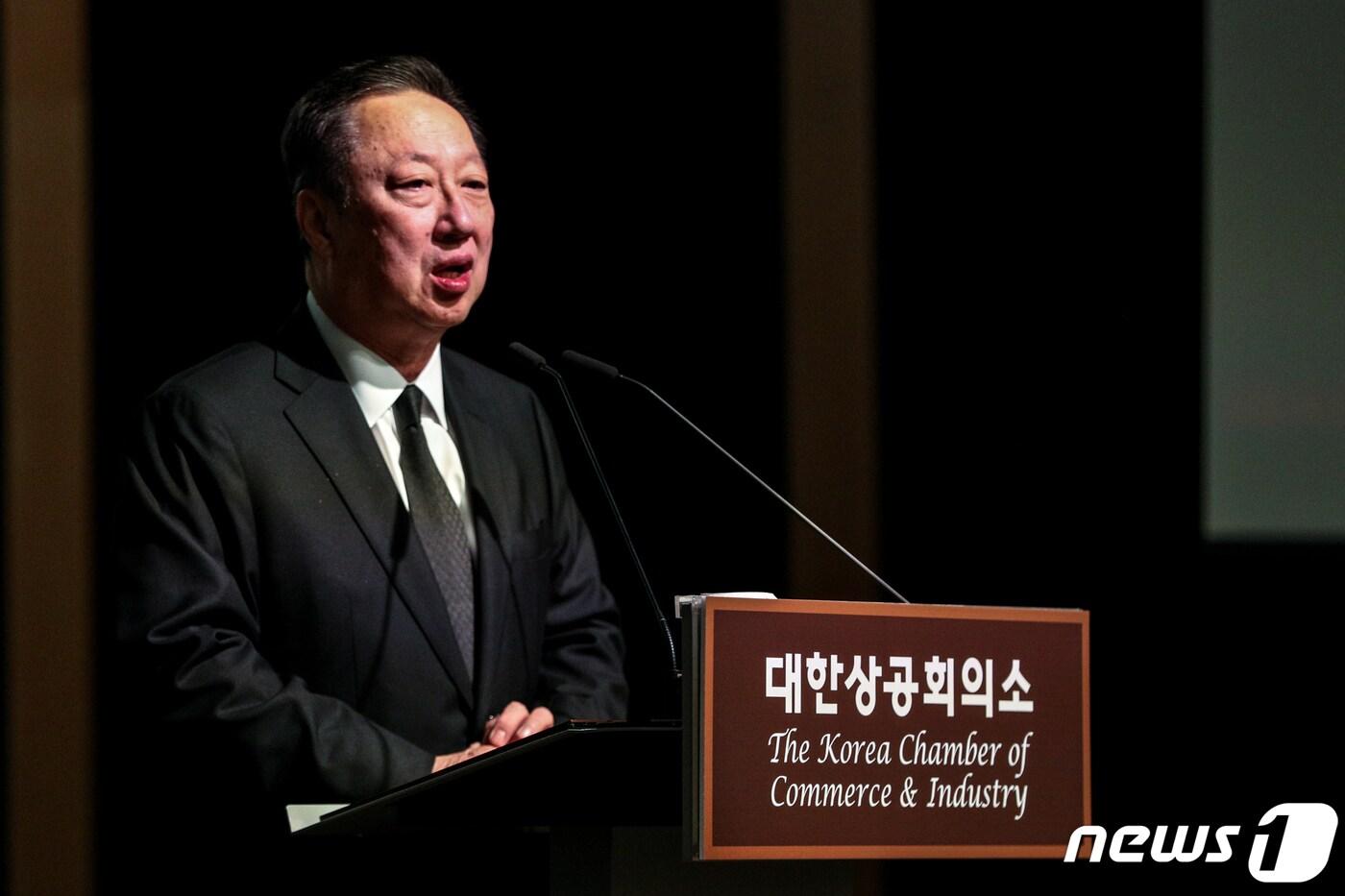 박용만 대한상의 회장이 장모상에도 불구하고 10일 서울 대한상공회의소에서 열린 CEO 조찬 간담회에서 인사말을 하고 있다. 2019.12.10/뉴스1 ⓒ News1 성동훈 기자