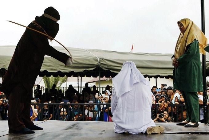 본문 이미지 - 공개 태형을 가하고 있는 장면 - 자카르타포스트 갈무리
