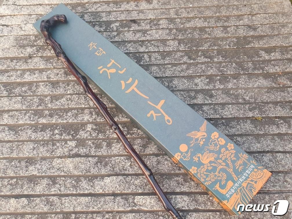 본문 이미지 - 충북 충주시 주덕읍 주민들이 명아주 지팡이 판매금으로 이웃사랑을 실천하고 있다. 사진은 옻칠 천수장(天壽杖).(독자 제공).2019.12.10/ⓒ 뉴스1