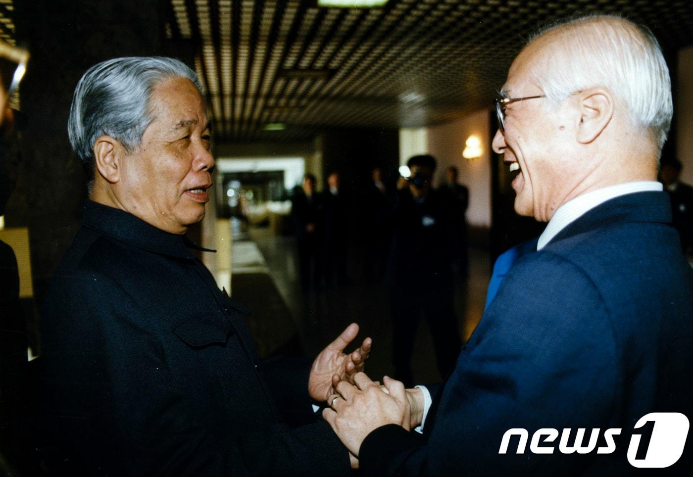 대우그룹이 베트남 진출을 본격화하던 1990년대 당시 공산당 서기장 도 므어이(왼쪽)를 만나 반갑게 웃고 있는 김우중 전 대우그룹 회장. 사진제공=대우세계경영연구회ⓒ 뉴스1