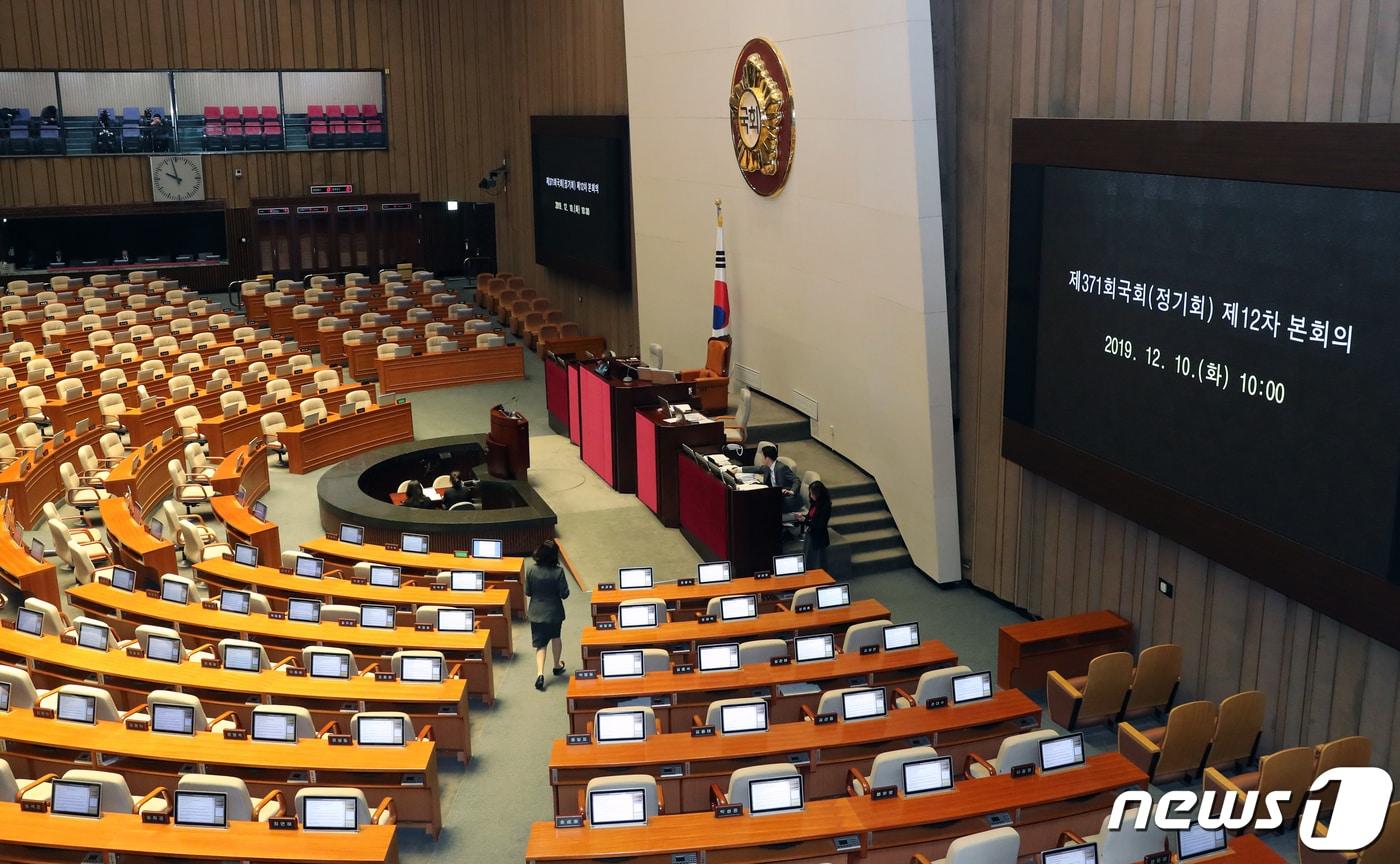 본문 이미지 - 10일 서울 여의도 국회 본회의장에서 국회 직원들이 제 371회 정기국회 12차 본회의를 준비하고 있다. 이인영 더불어민주당 원내대표는 10시에 본회의를 열어 민생법안을 처리한다고 말했다. 2019.12.10/뉴스1 ⓒ News1 이종덕 기자