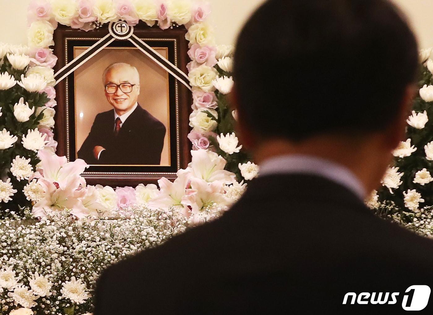 본문 이미지 - 숙환으로 지난 9일 별세한 김우중 전 대우그룹 회장의 빈소가 10일 오전 경기도 수원시 아주대병원 장례식장에 마련됐다.  News1 조태형 기자