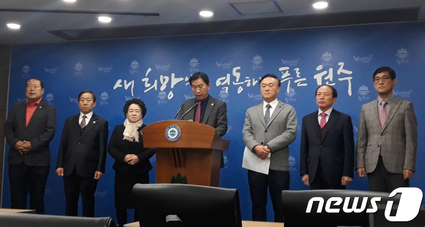 본문 이미지 - 10일 자유한국당 소속 원주시의회 의원들이 원주시청 브리핑룸에서 원주시에 화훼특화관광단지 SPC 출자금 회수 방안 마련을 촉구하는 기자회견을 하고 있다.2019.12.12/뉴스1 ⓒNews1 권혜민 기자