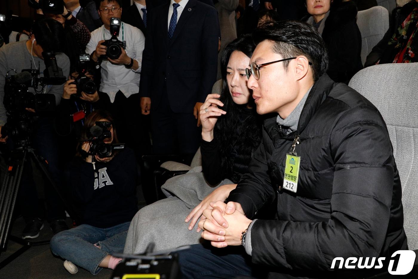 스쿨존에서 발생한 교통사고로 숨진 김민식군 엄마 박초희 씨, 아빠 김태양 씨가 지난 2019년 12월 서울 여의도 국회 본회의에서 도로교통법 개정안(민식이법), 하준이법(주차장법 개정안) 통과를 지켜보고 있다. 2019.12.10/뉴스1 ⓒ News1 안은나 기자