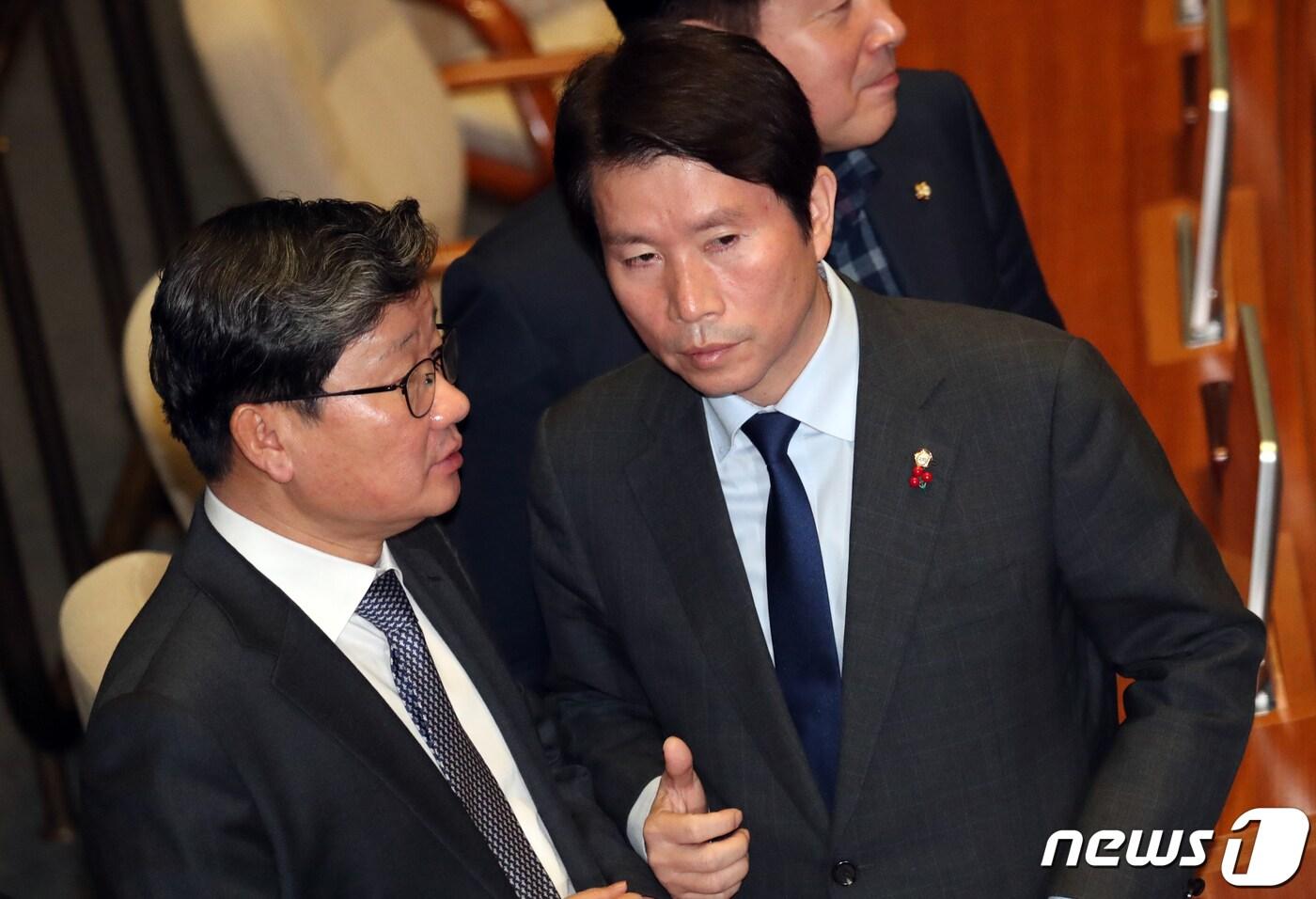 본문 이미지 - 이인영 더불어민주당 원내대표(오른쪽)와 전해철 예결위 간사가 10일 서울 여의도 국회 본회의장에서 열린 제371회국회(정기회) 제12차 본회의에서 대화를 하고 있다. 2019.12.10/뉴스1 ⓒ News1 김명섭 기자