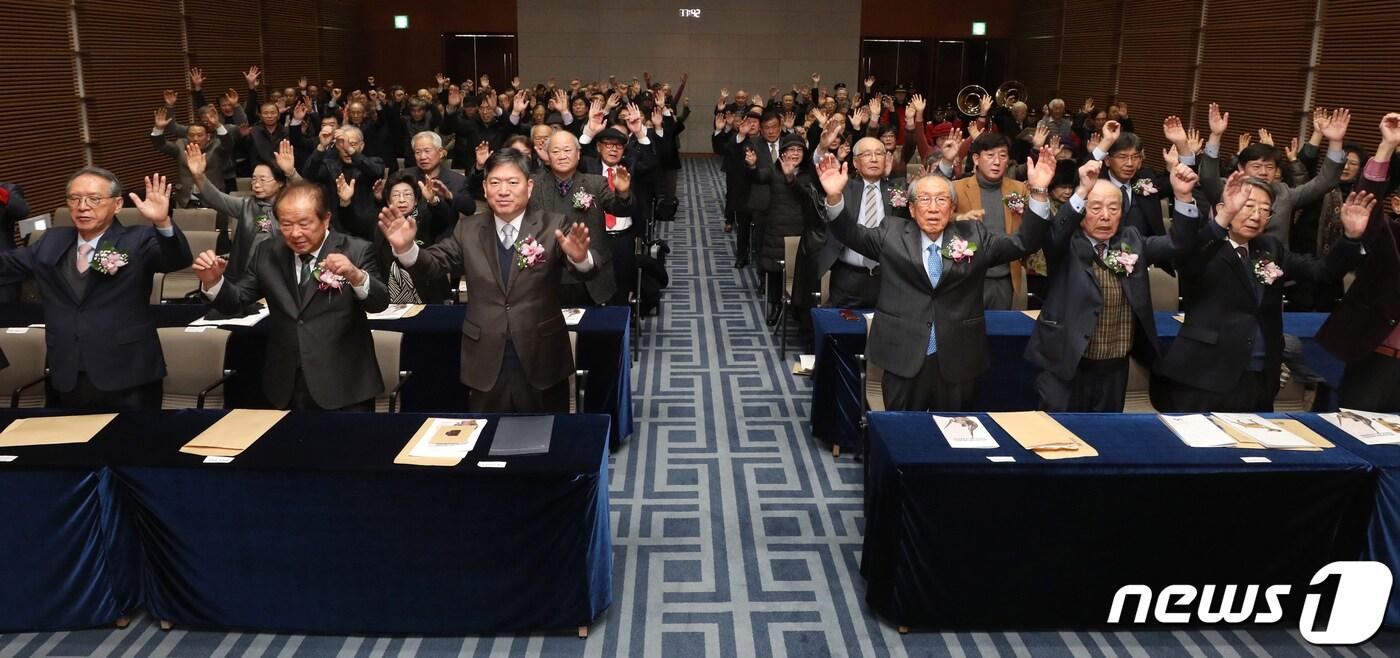 지난 2019년 12월10일 서울 용산구 백범김구기념관에서 열린 대한민국임시정부 대일선전포고 제78주년 기념식 참석자들이 만세삼창을 하고 있다. 2019.12.10/뉴스1 ⓒ News1 박세연 기자