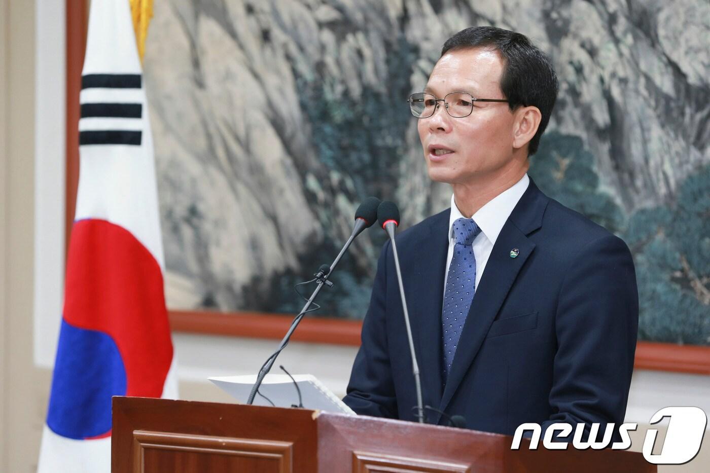 본문 이미지 - 10일 조병옥 음성군수가 지역축제를 재정립하는 내용의 기자회견문을 발표하고 있다.(음성군 제공).2019.12.10/ⓒ 뉴스1