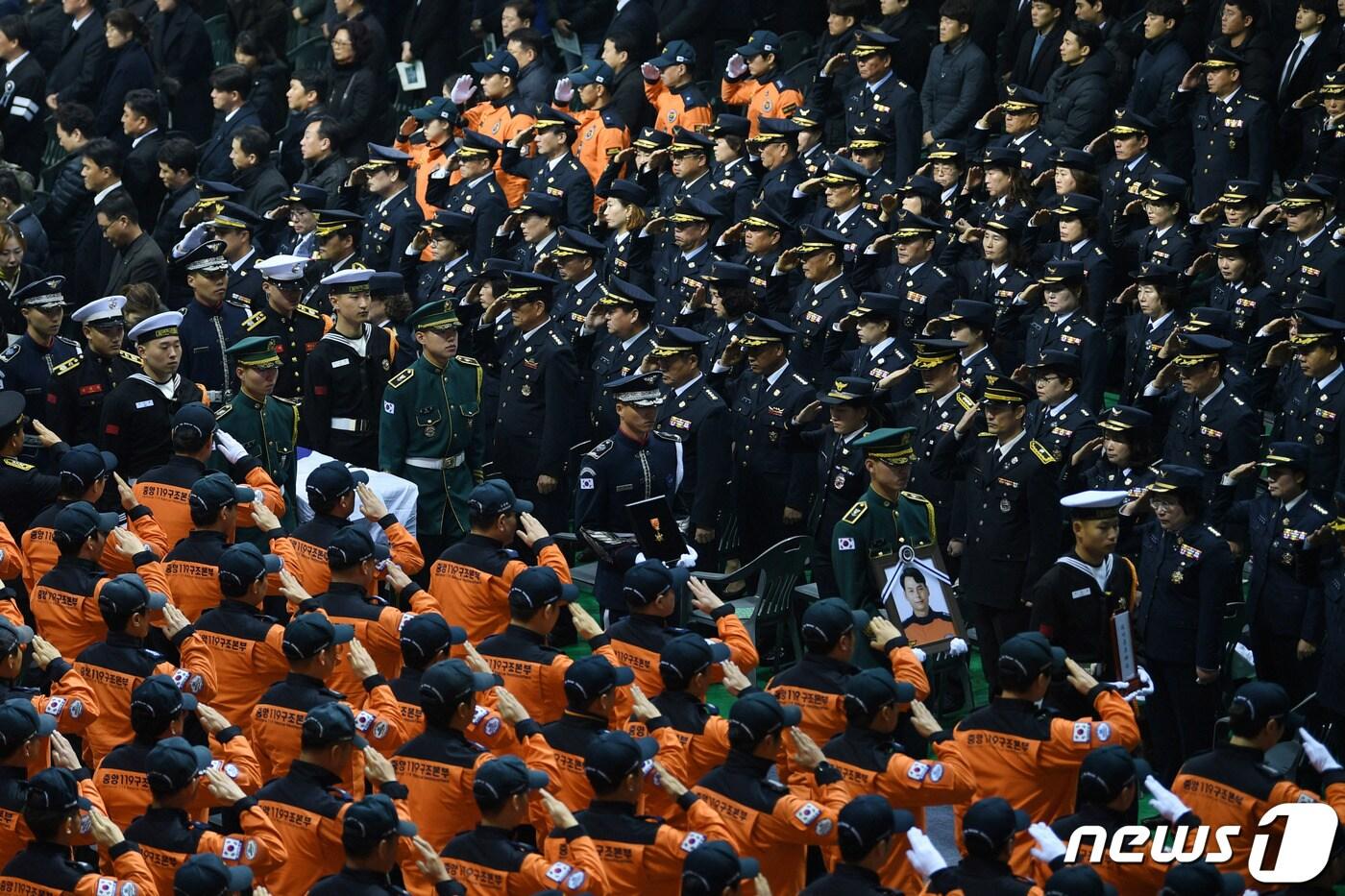 10일 오전 대구 달서구 계명대학교 실내체육관에서 엄수된 독도 소방헬기 추락사고 순직 소방항공대원 5명의 합동영결식이 끝나자 운구 행렬이 동료 대원의 경례를 받으며 영결식장을 나서고 있다. 2019.12.10/뉴스1 ⓒ News1 공정식 기자