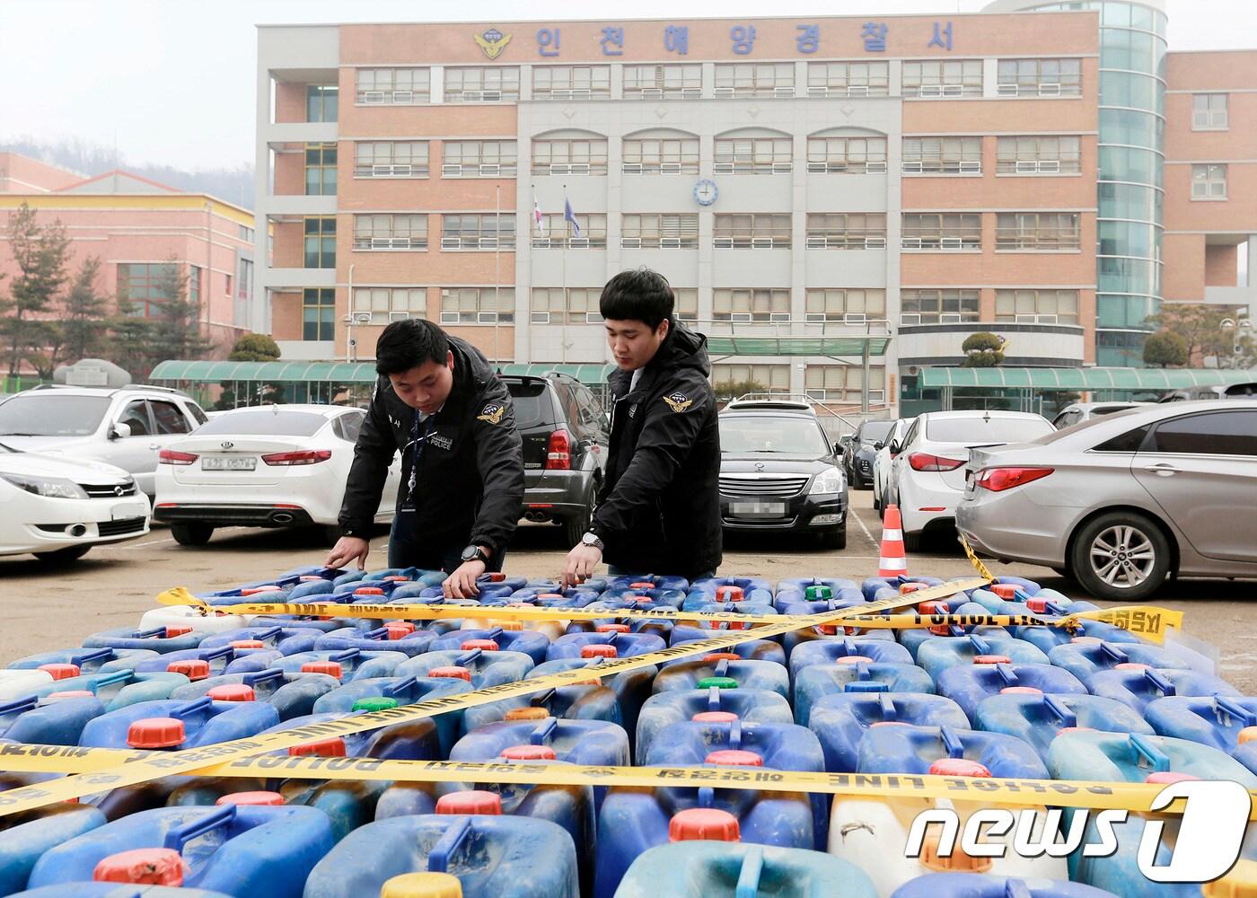 본문 이미지 - 해경대원들이 압수한 무기산을 확인하고 있다.(인천해경제공)ⓒ 뉴스1