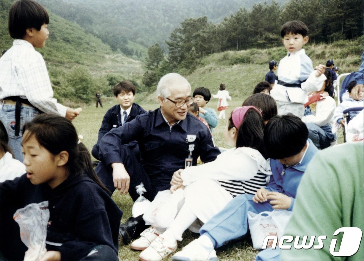 본문 이미지 - 고(故) 김우중 대우그룹 회장이 자신이 설립한 대우초등학교 학생들과 어울리던 생전 모습.(대우세계경영연구회 사진제공)ⓒ 뉴스1