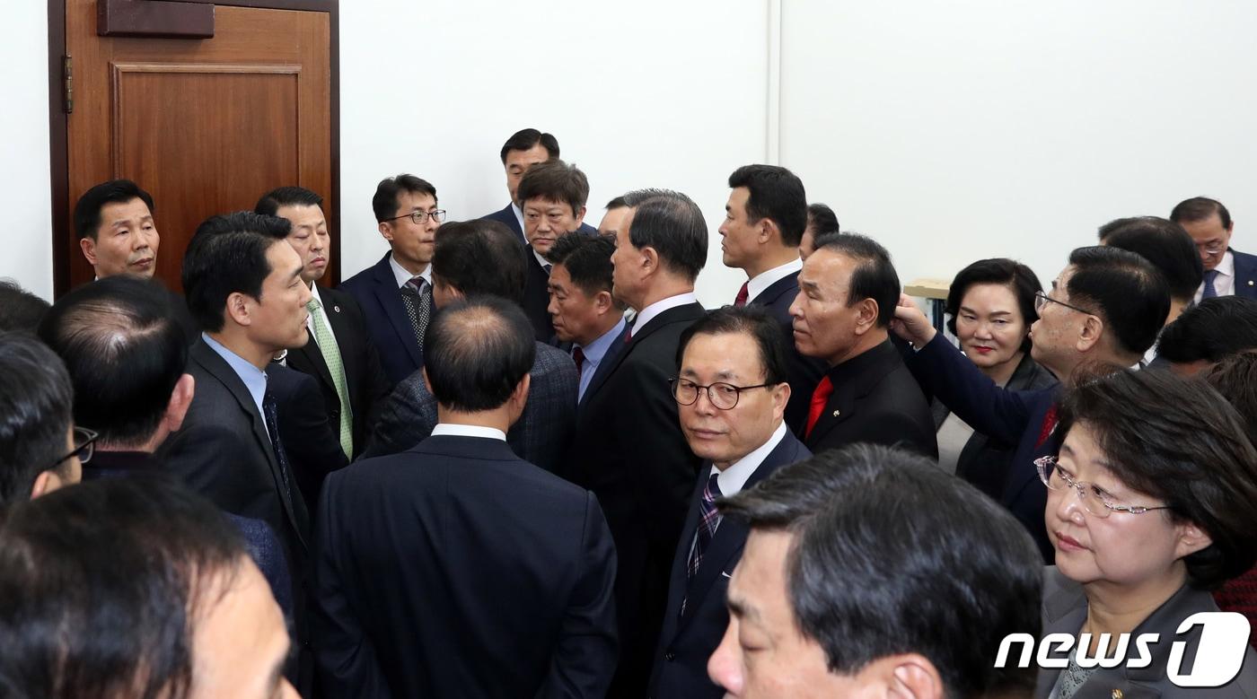 본문 이미지 - 김광림, 홍문종 등 자유한국당 의원들이 10일 서울 여의도 국회 본회의장에서 열린 제371회국회(정기회) 제12차 본회의에서 2020년도 예산안이 의결된 후 국회의장실을 찾아가 항의하고 있다. 2019.12.10/뉴스1 ⓒ News1 이종덕 기자