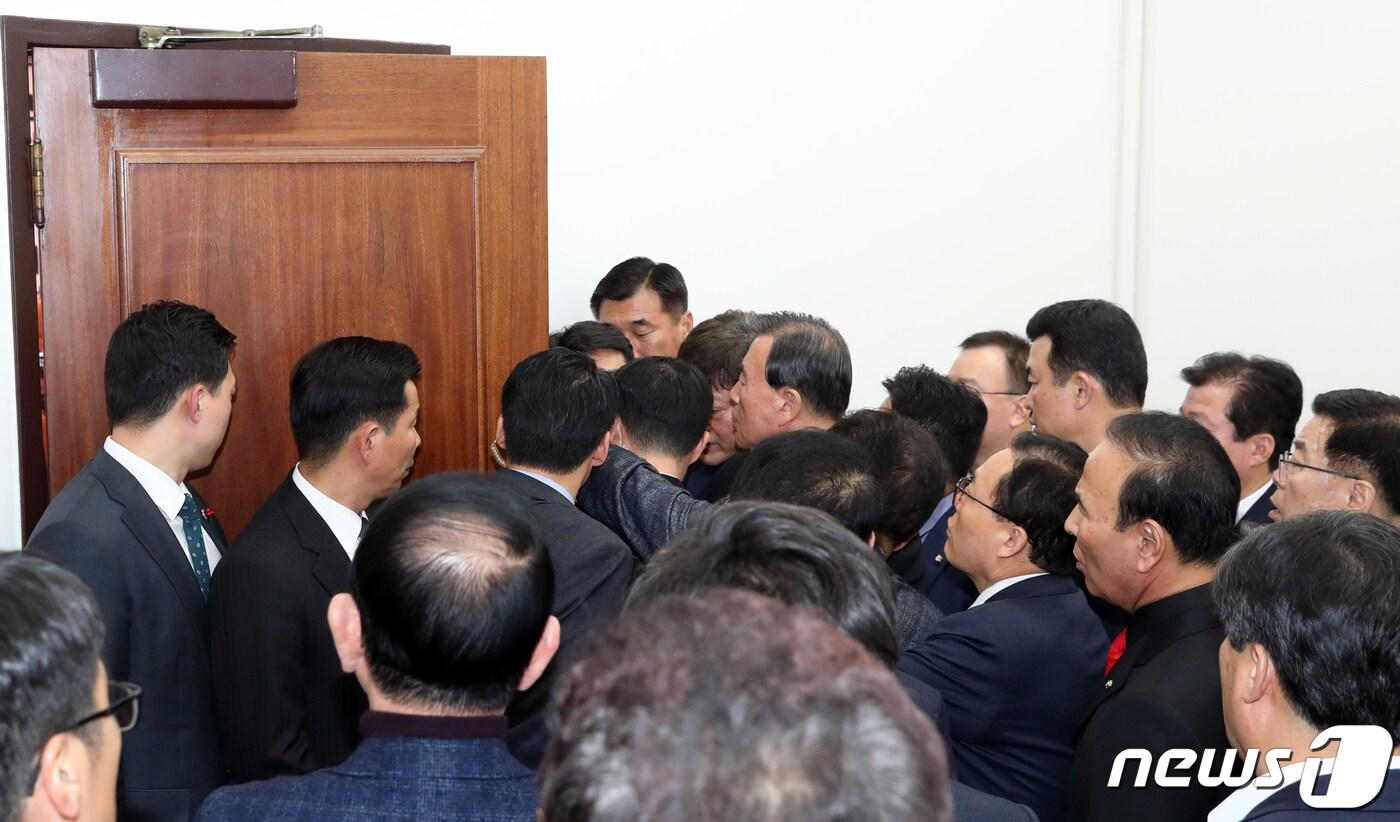 본문 이미지 - 김광림, 홍문종 등 자유한국당 의원들이 10일 서울 여의도 국회 본회의장에서 열린 제371회국회(정기회) 제12차 본회의에서 2020년도 예산안이 의결된 후 국회의장실을 찾아가 항의하고 있다. 2019.12.10/뉴스1 ⓒ News1 이종덕 기자