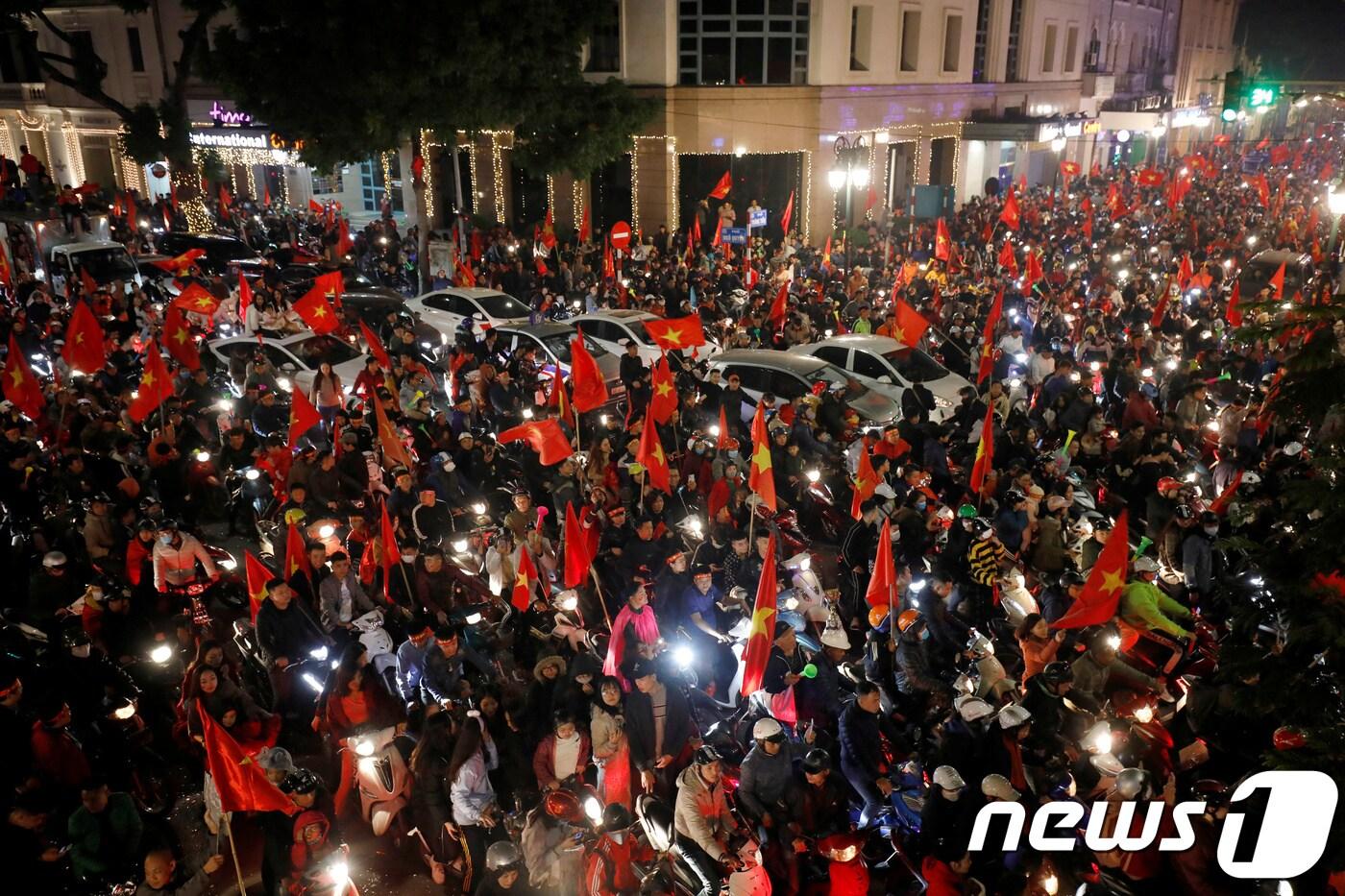 10일 (현지시간) 박항서 감독이 이끄는 베트남 22세 이하 축구대표팀이 동남아시안게임에서 인도네시아를 꺾고 60년 만의 우승을 하자 축구 팬들이 하노이 시내로 몰려나와 국기를 흔들며 기뻐하고 있다. ⓒ 로이터=뉴스1 ⓒ News1 우동명 기자