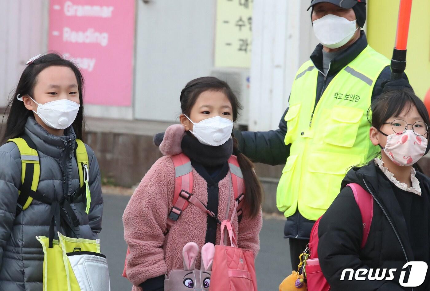 본문 이미지 - 미세먼지가 기승을 부린 11일 오전 대구의 한 초등학교 앞에서 마스크를 쓴 학생들이 등굣길 발걸음을 재촉하고 있다. 2019.12.11/뉴스1 ⓒ News1 공정식 기자