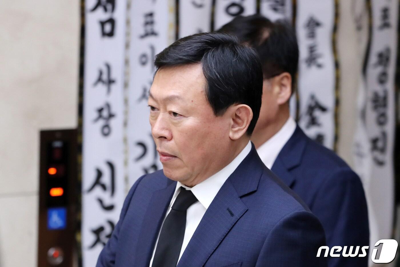 본문 이미지 - 신동빈 롯데그룹 회장이 11일 오전 경기도 수원시 아주대병원 장례식장에 마련된 고(故) 김우중 전 대우그룹 회장의 빈소에서 조문을 마친뒤 나오고 있다. 2019.12.11/뉴스1 ⓒ News1 조태형 기자
