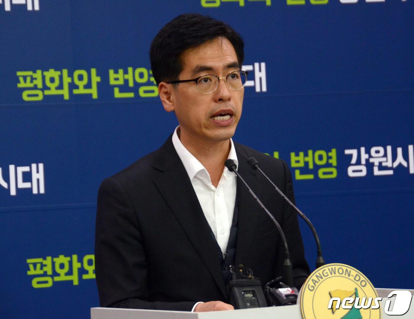 본문 이미지 - 김민재 강원도 기획조정실장이 11일 강원도청 브리핑룸에서 2020년도 정부예산 6조7958억원 확보액에 대해 설명하고 있다. 2019.12.11/뉴스1 ⓒ News1 하중천 기자