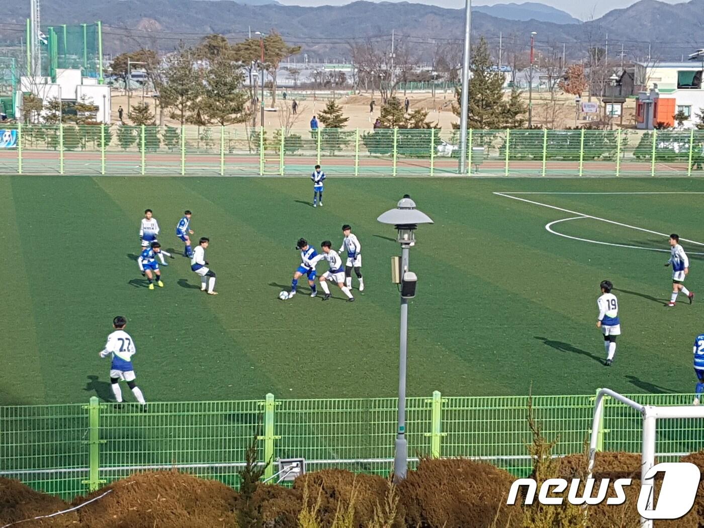 본문 이미지 - '거창한 축구 동계 스토브리그'에서 이동중-부산진중 경기모습(거창군 제공)ⓒ 뉴스1