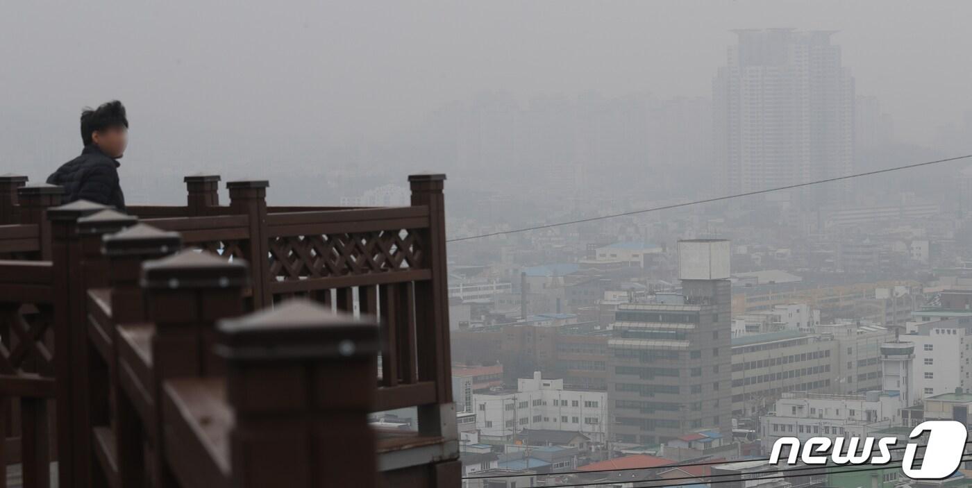 본문 이미지 - 충북 청주시 상당구 수암골 전망대에서 바라본 청주시가 미세먼지로 뿌옇게 변해있다. (사진은 기사 내용과 무관함) / 뉴스1 ⓒ News1