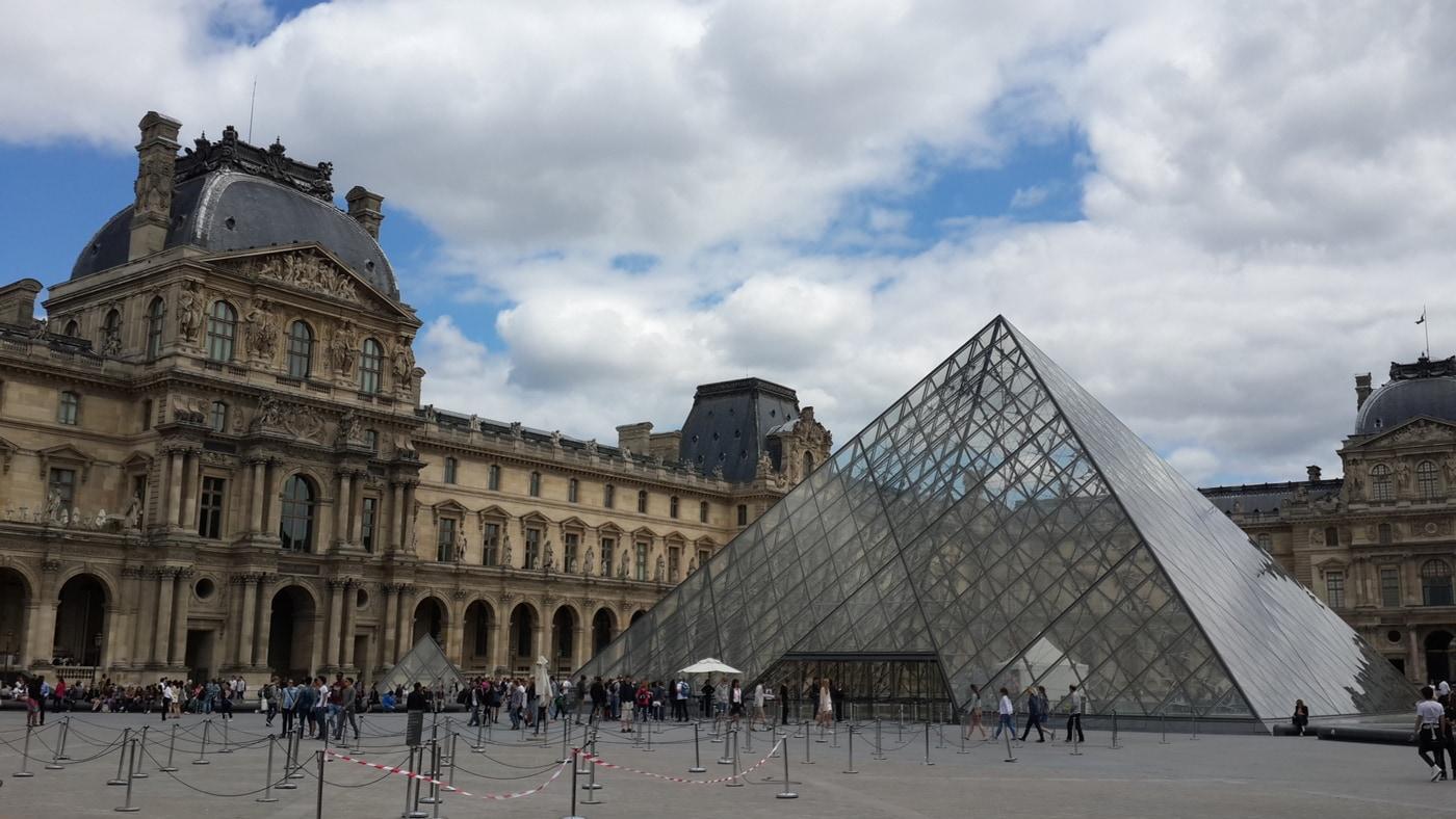 본문 이미지 - 루브르박물관 앞마당의 유리 피라미드. (조성관 작가 제공)