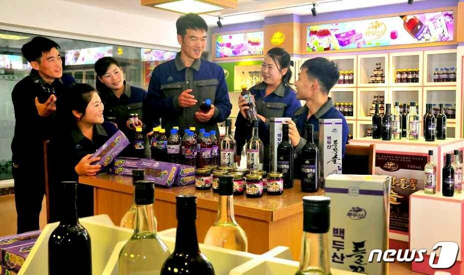 본문 이미지 - (평양 노동신문=뉴스1) = 북한 백두산 들쭉술의 모습. [국내에서만 사용가능. 재배포 금지. For Use Only in the Republic of Korea. Redistribution Prohibited] rodongphoto@news1.kr