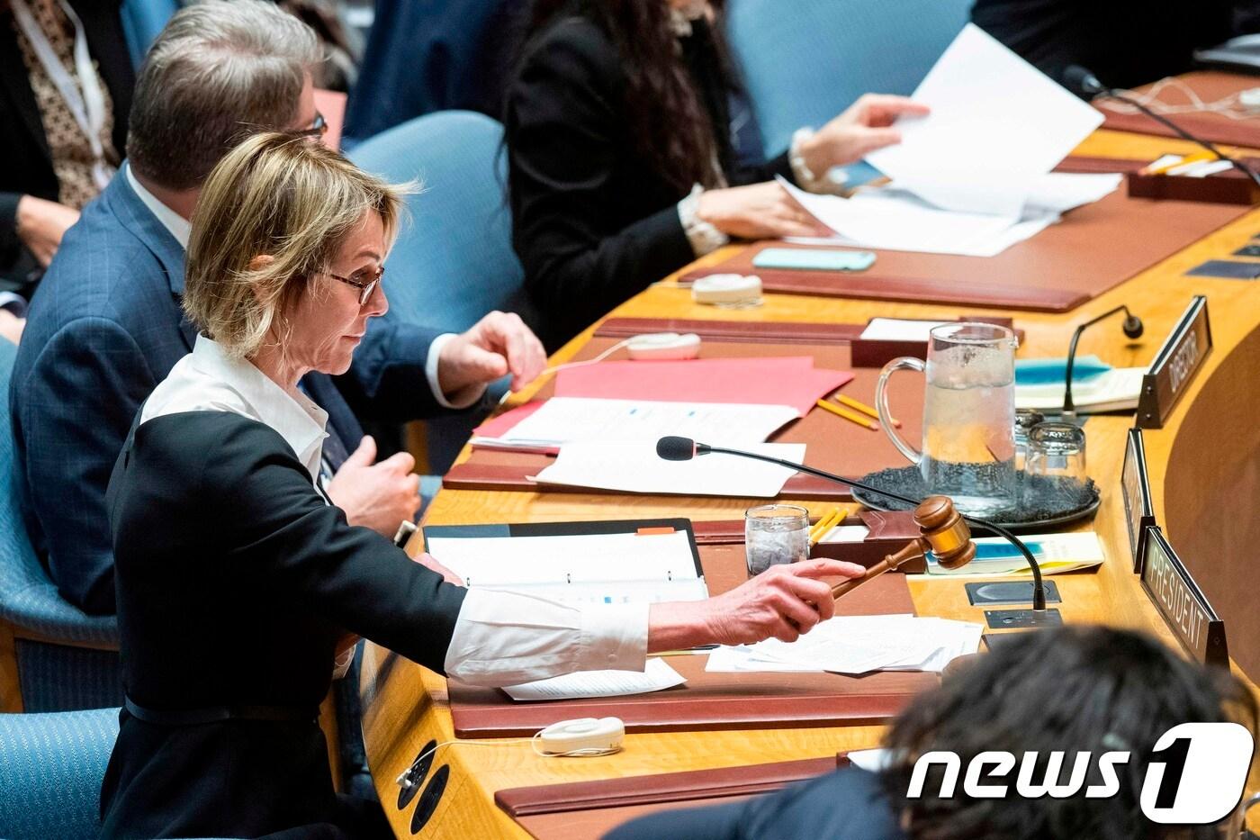 본문 이미지 - 11일(현지시간) 유엔 안전보장이사회 회의를 주재하고 있는 켈리 크래프트 유엔주재 미국 대사. ⓒ AFP=뉴스1