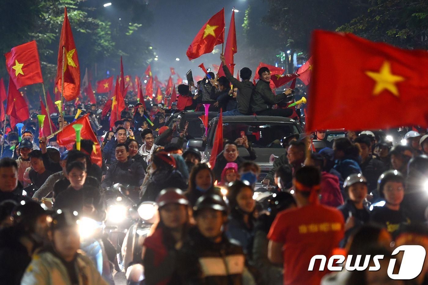 지난 2019년 12월 10일, 박항서 감독이 이끈 베트남 22세 이하 축구대표팀이 동남아시안게임에서 60년 만에 금메달을 차지한 직후, 하노이 시내에 모인 축구 팬들이 국기를 흔들며 승리를 자축하고 있다. ⓒ AFP=뉴스1 ⓒ News1 우동명 기자