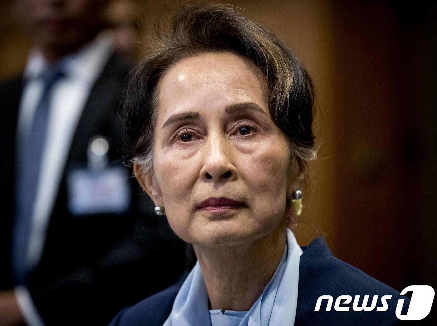 본문 이미지 - 아웅산 수치 미얀마 국가자문역 겸 외교부 장관이 11일(현지시간) 네덜란드 헤이그의 유엔 최고법정인 국제사법재판소 피고인석에 출석하고 있다. 수지 국가자문역은 이날 법정에서 미얀마 정부군이 로힝야 무슬림 주민들을 상대로 제노사이드를 범했다는 혐의를 강력히 부인하며 "불완전하고 오해의 소지가 있다＂며 직접 변호에 나섰다. ⓒ AFP=뉴스1 ⓒ News1 우동명 기자