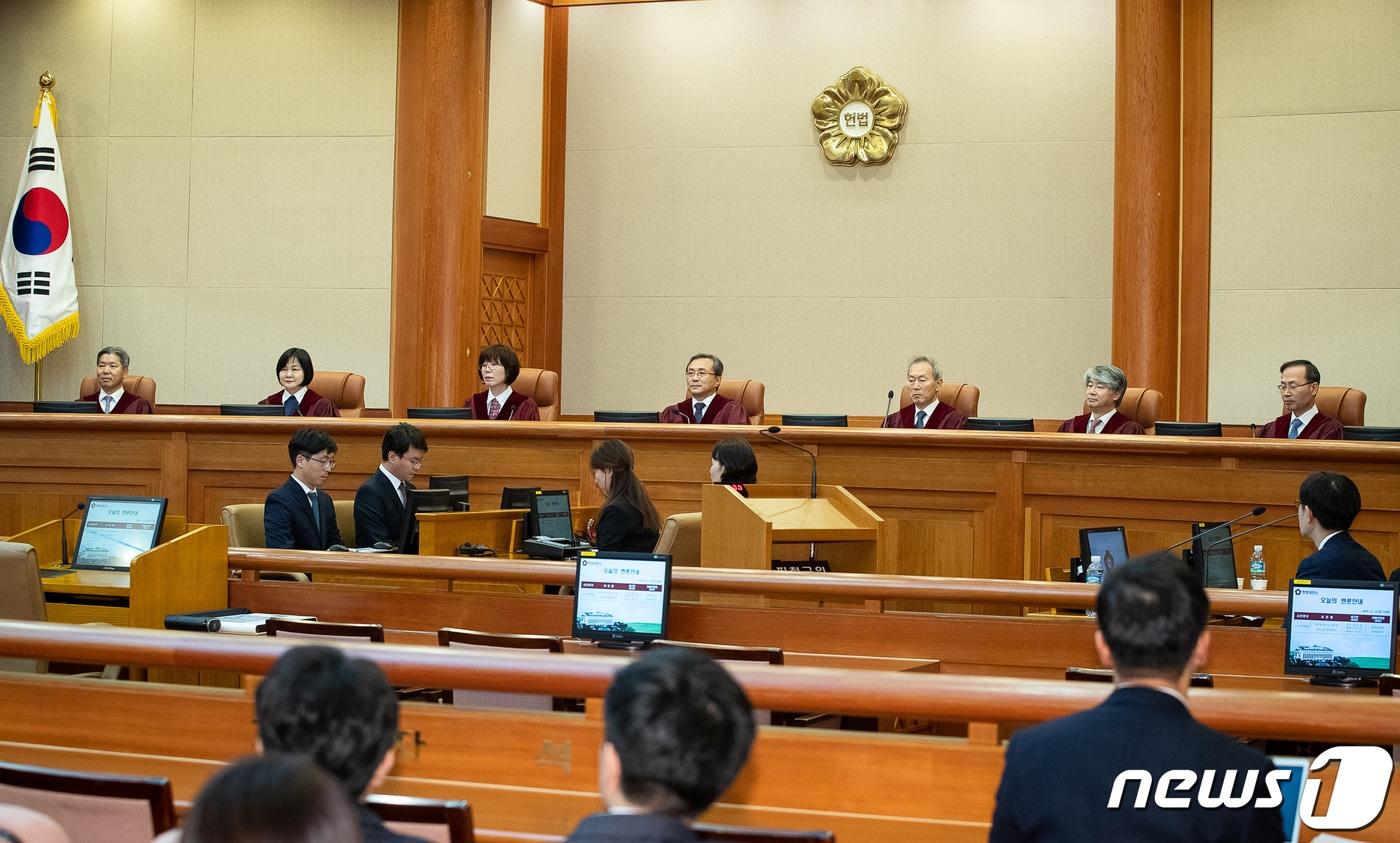 본문 이미지 - 유남석 헌법재판소장을 비롯한 헌법재판관들이 12일 서울 종로구 헌법재판소 대심판정에서 열린 크리스토퍼 멀베이 주니어가 국적법 12조2항 등에 대해 낸 헌법소원 사건의 공개변론에 앞서 자리하고 있다. 2019.12.12/뉴스1 ⓒ News1 유승관 기자