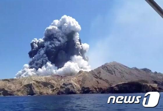 본문 이미지 - 뉴질랜드 화이트섬 화산이 12월9일(현지시간) 13년만에 폭발했다. ⓒ 로이터=뉴스1