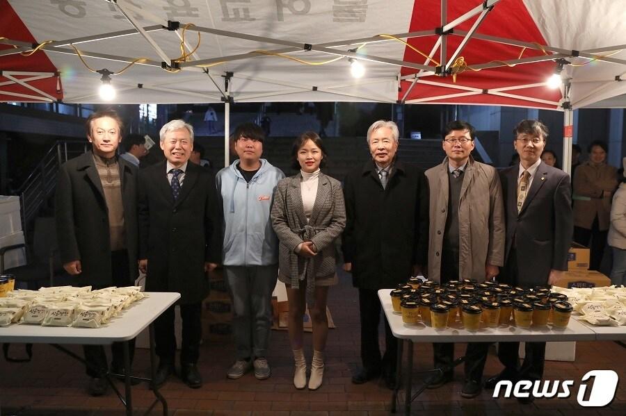 본문 이미지 - 경북대학교 중앙도서관 앞마당에서 이정우 한국장학재단 이사장&#40;오른쪽 3번째&#41; 김상동 경북대학교 총장&#40;왼쪽 2번째&#41; 김요한 대구시청 청년정책과장&#40;왼쪽 2번째&#41;이 &#39;청년! 응원한 데이&#40;Day&#41;&#39; 행사를 진행하고 기념촬영을 하고 있다. &#40;한국장학재단 제공&#41; ⓒ 뉴스1