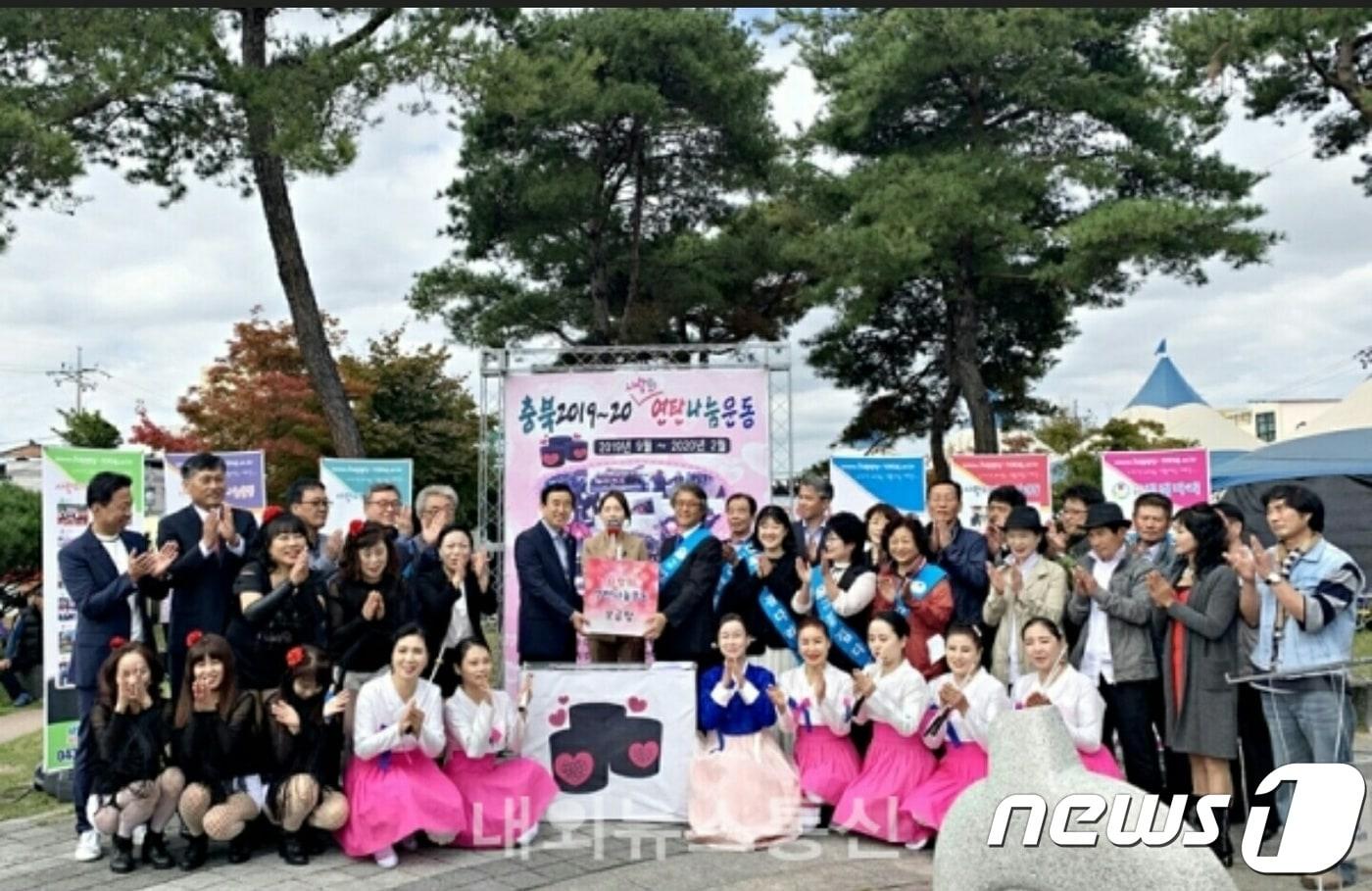 본문 이미지 - 충주지역 봉사단체 '담으리' 회원들이 모금행사 재능기부공연에 이어 참여자들과 함께 사진을 촬영하고 있다.(독자 제공)2019.12.12/ⓒ 뉴스1