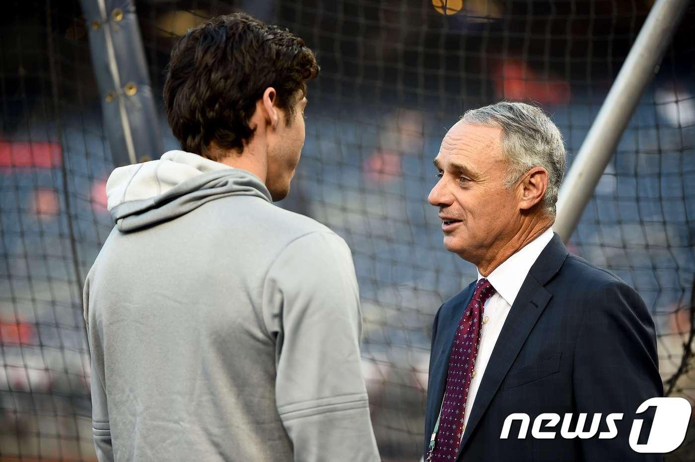 롭 맨프레드(오른쪽) 메이저리그 커미셔너. ⓒ AFP=뉴스1
