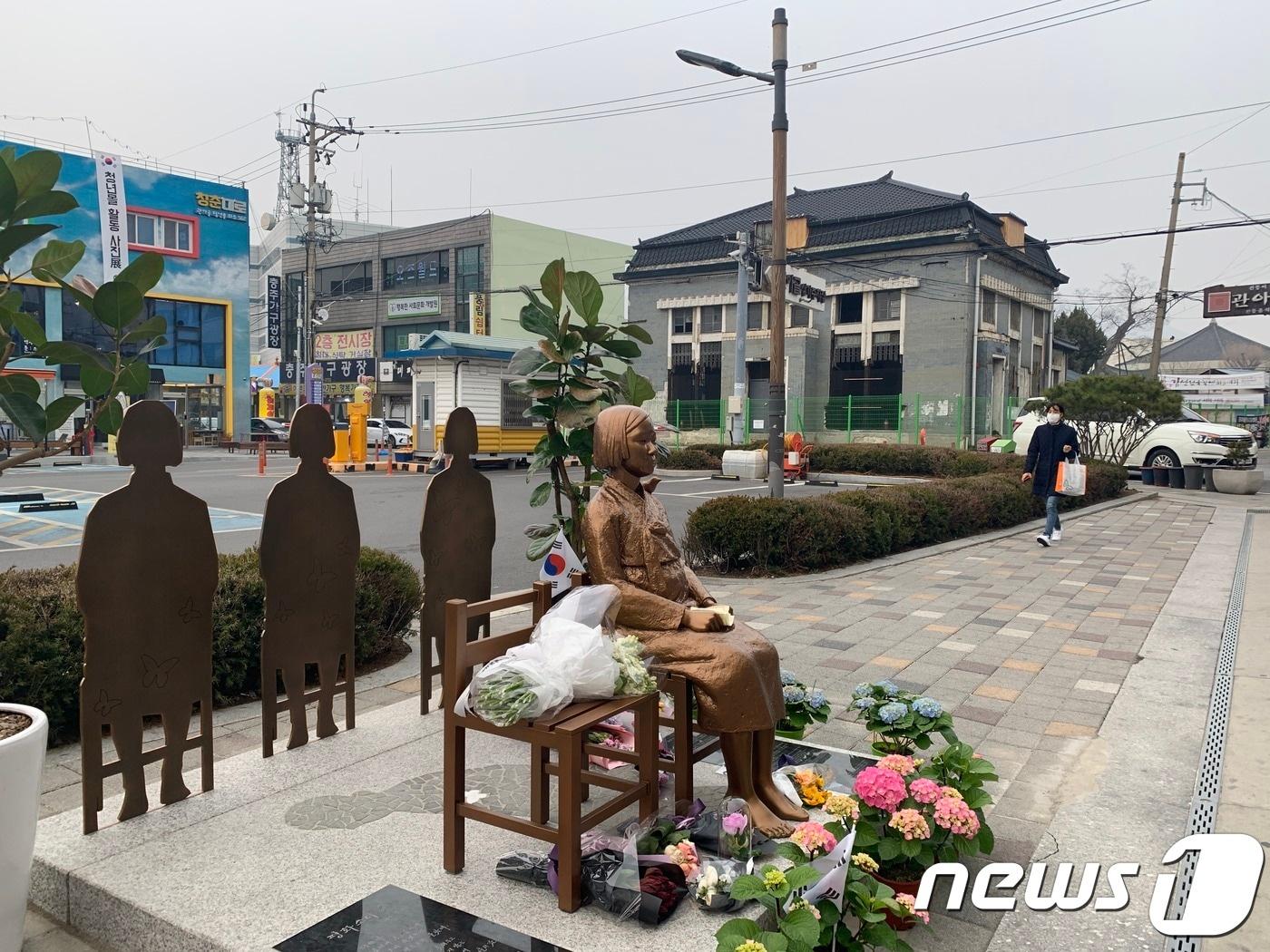 본문 이미지 - 충주 평화의 소녀상 인근에 위치한 식산은행 충주지점 건물./ⓒ 뉴스1