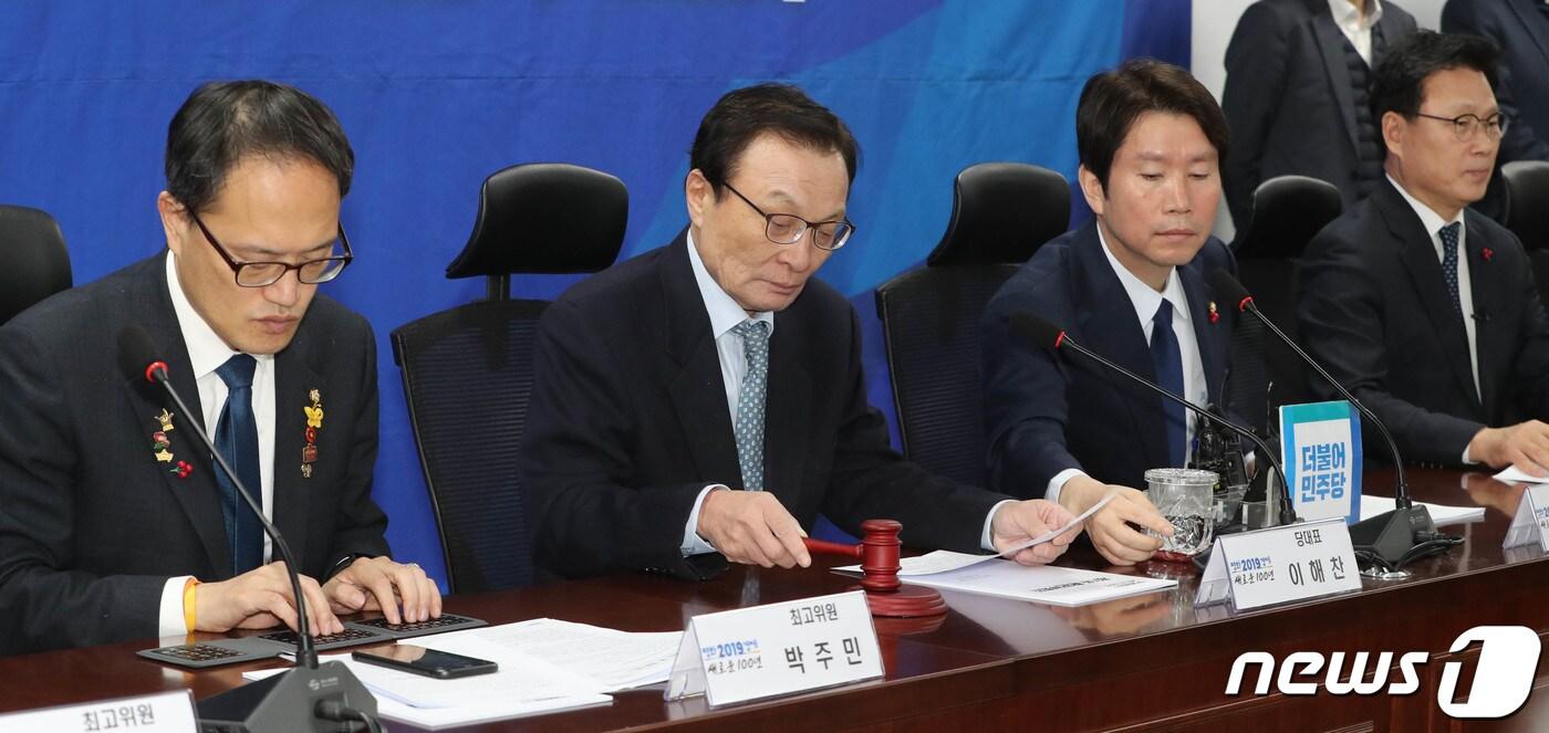 본문 이미지 - 이해찬 더불어민주당 대표가 13일 서울 여의도 국회 의원회관에서 열린 확대간부회의를 주재하고 있다. 이해찬 대표는 "지난 1년 돌이켜보면 자유한국당은 대책이 없는 정당＂이라며,＂한국당이 선거제 진심으로 협상하면 대화할 용의가 있다＂고 말했다.2019.12.13/뉴스1 ⓒ News1 이종덕 기자