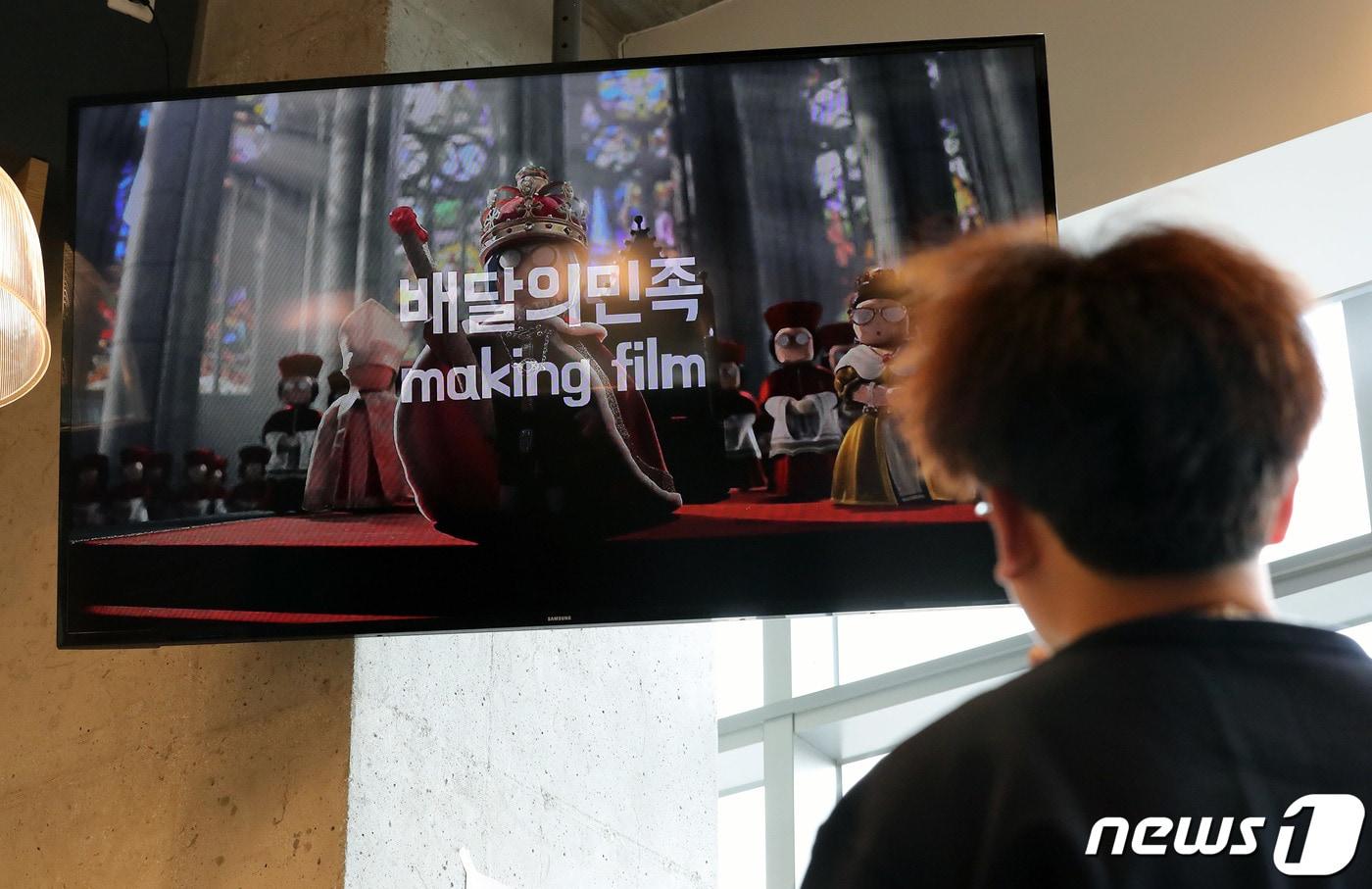 본문 이미지 - 국내 1위 배달 애플리케이션 '배달의민족'을 운영하는 우아한형제들이 2위 사업자 '요기요'를 운영하는 독일기업 '딜리버리히어로(DH)'에 매각되면서 연간 20조원에 달하는 국내 배달앱 시장에도 일대 변화가 예상된다. 사진은 서울 송파구 배달의 민족을 운영하는 우아한형제 방문자 센터의 모습. ⓒ News1 이재명 기자