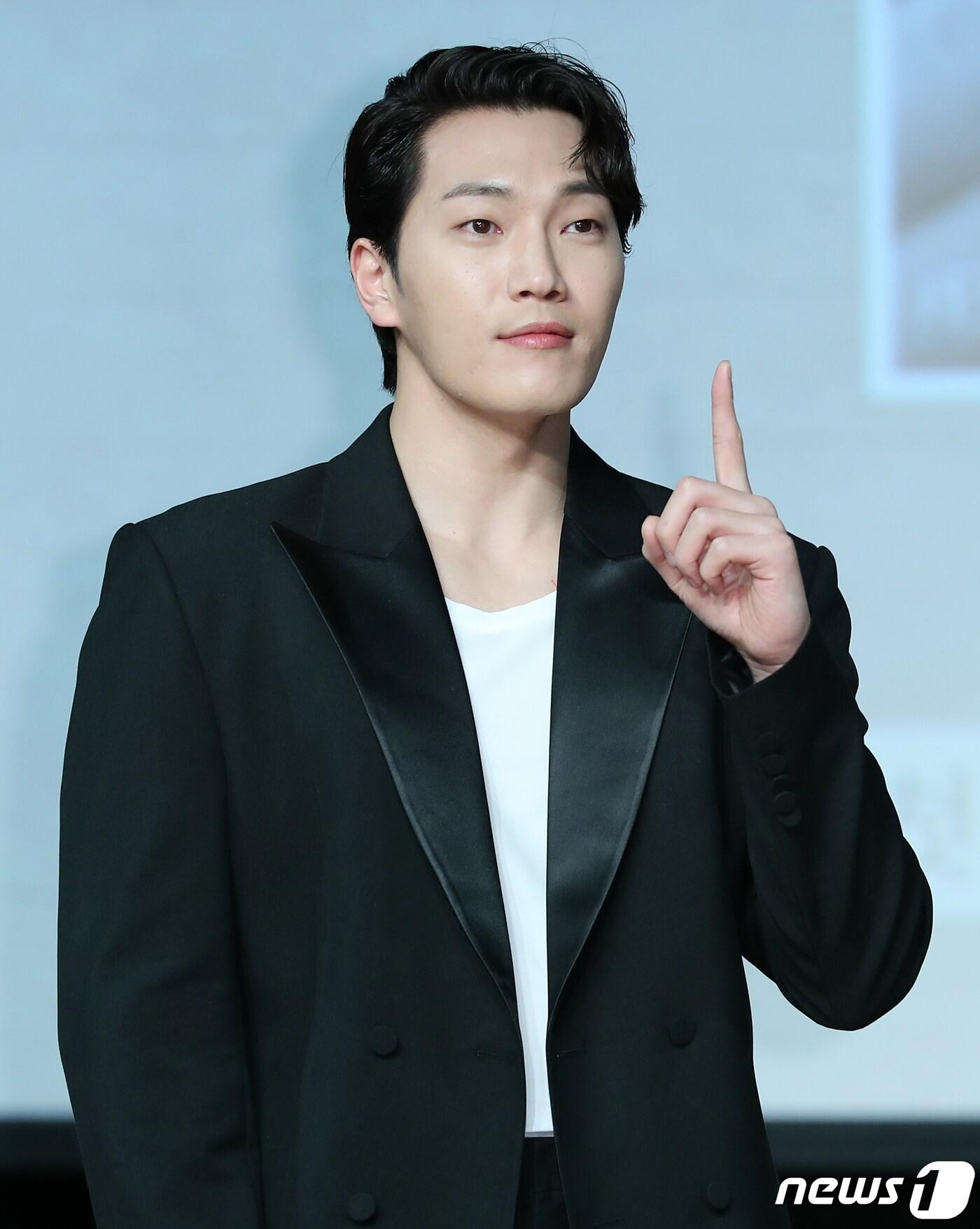 본문 이미지 - 가수 김필이 13일 오후 서울 강남구 청담동 일지아트홀에서 열린 첫 번째 정규앨범 '유어스, 신시어리'(yours, sincerely) 발매기념 음감회에서 포즈를 취하고 있다. 김필의 데뷔 8년 만에 첫 정규앨범인 '유어스, 신시어리'(yours, sincerely)의 타이틀곡 '변명'은 김필의 섬세한 보컬이 어쿠스틱 기타와 더해져 듣는 순간 리스너들의 귀를 단번에 사로잡을 예정이다. 2019.12.13/뉴스1 ⓒ News1 김진환 기자