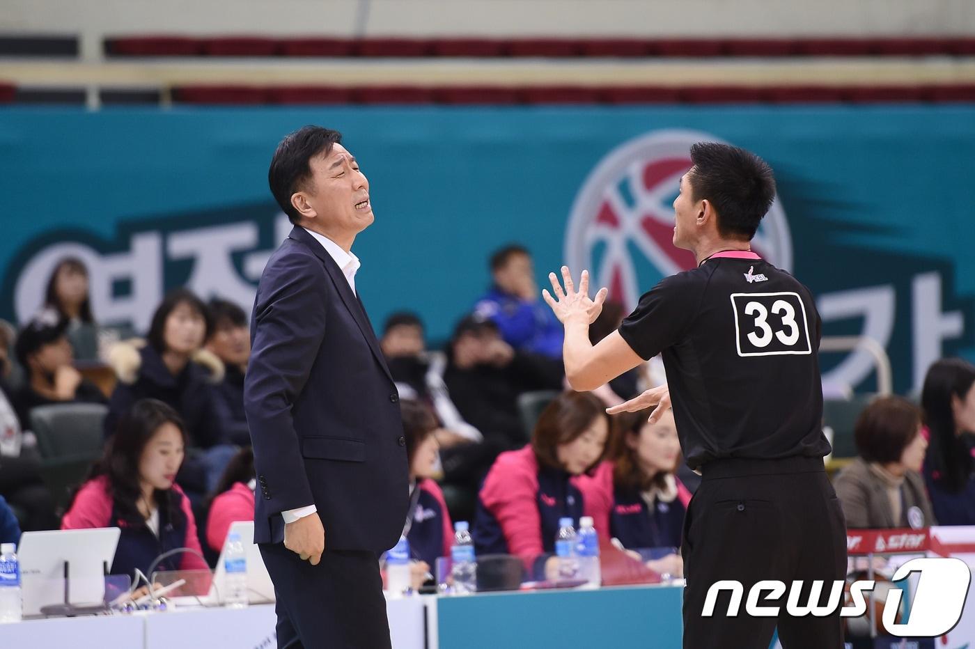 본문 이미지 - KEB하나은행 이훈재 감독이 4일 삼성생명전에서 심판에게 항의하고 있다. (WKBL 제공) ⓒ 뉴스1
