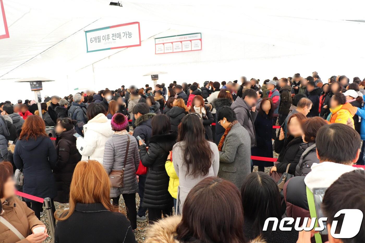 본문 이미지 - 지난 13일 수원시 팔달구 교동 '힐스테이트 푸르지오 수원' 모델하우스에 입장하려는 관람객들이 대기하고있는 모습. 2019.12.13/ⓒ 뉴스1