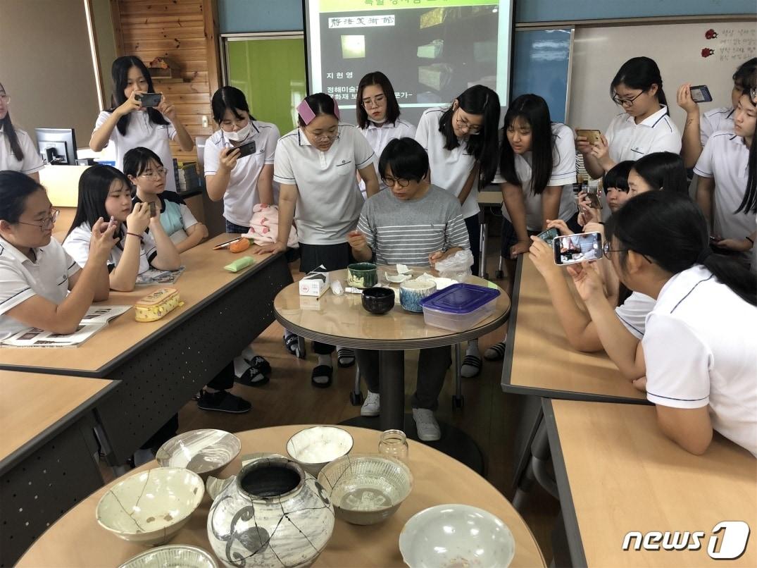 본문 이미지 - 조선시대 분청사기 복원 작업 과정을 보고 있는 이일여중 학생들.(이일여중 제공)ⓒ 뉴스1